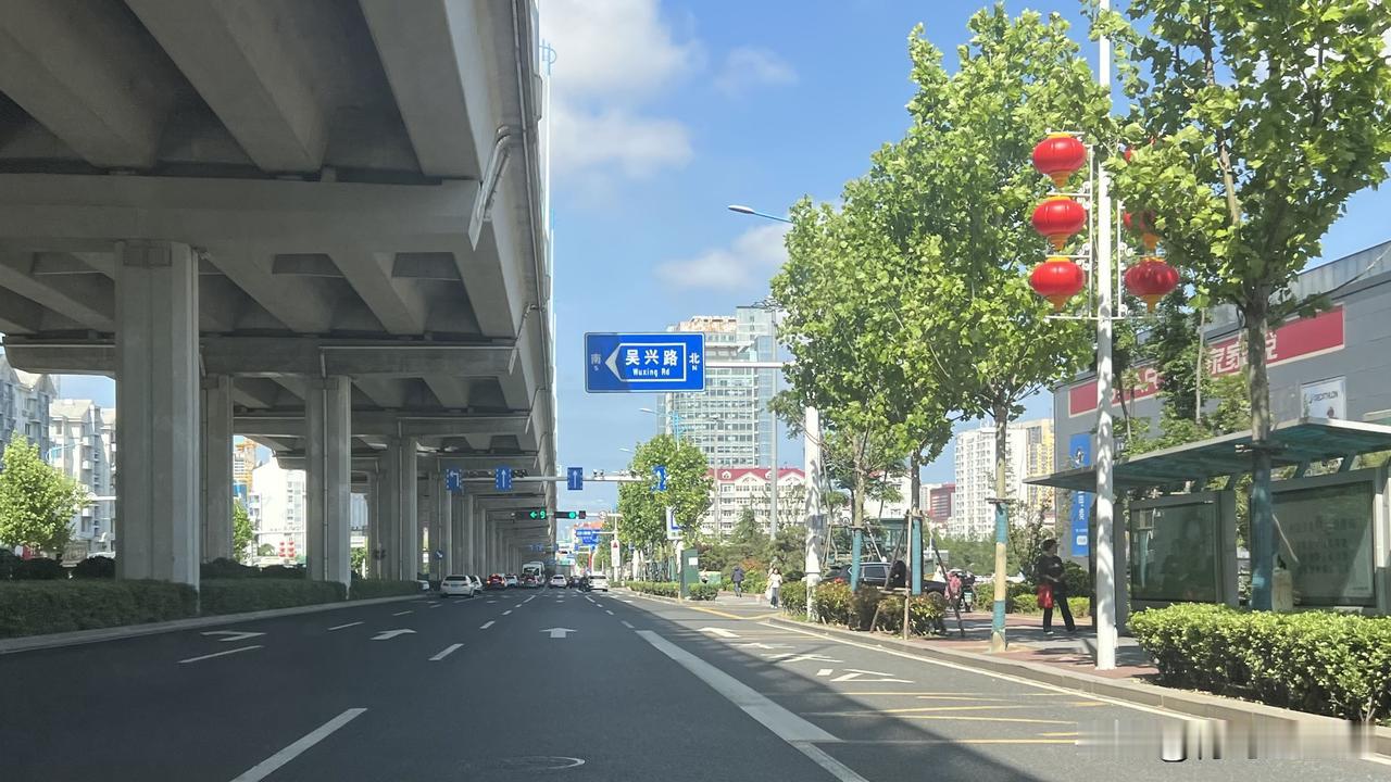 青岛杭鞍、新冠高架桥（杭鞍快速路）西起环湾大桥，东至辽阳西路。双向六车道，是贯穿