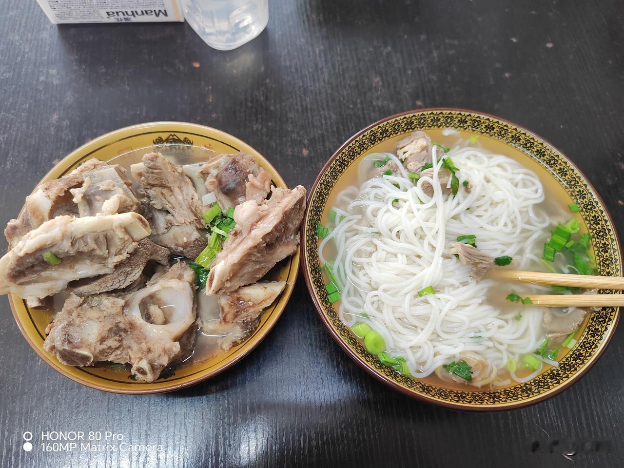 大碗羊骨头➕大碗羊肉粉，22块。这是贵州十八线小县城里的一顿“顶级奢华”早餐的消