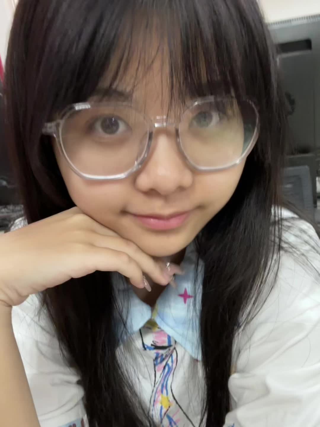 我等下发张素颜 然后假装吐槽自己最近怎么变丑了 你们就在底下评论：没有...