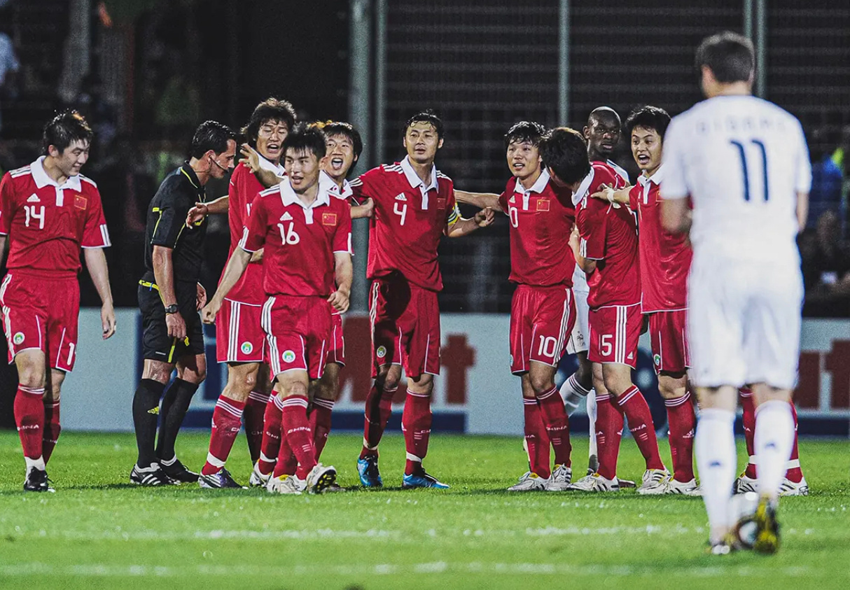 时光机丨2010年世界杯前，邓卓翔落叶斩⚽️中国队1：0击败法国队。世界杯国足