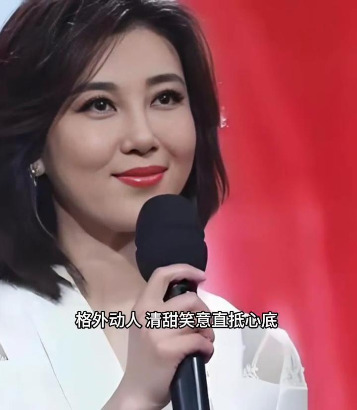 一袭风采的李红含笑登场，明媚模样格外动人，清甜笑意直抵心底，消解所有烦忧，举止温