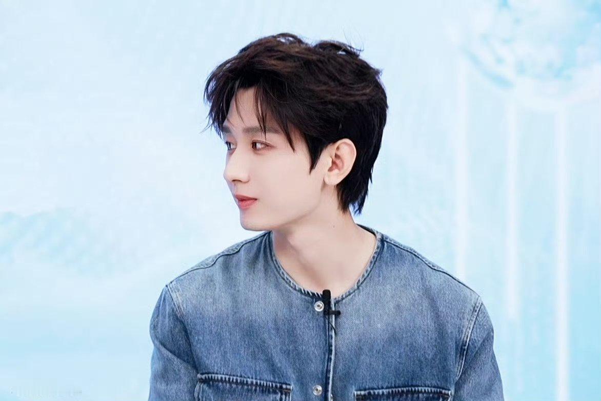 成毅昨晚直播状态，这个青春男大[比耶][比耶]既视感[污]连轴转拍戏也好好 ​​