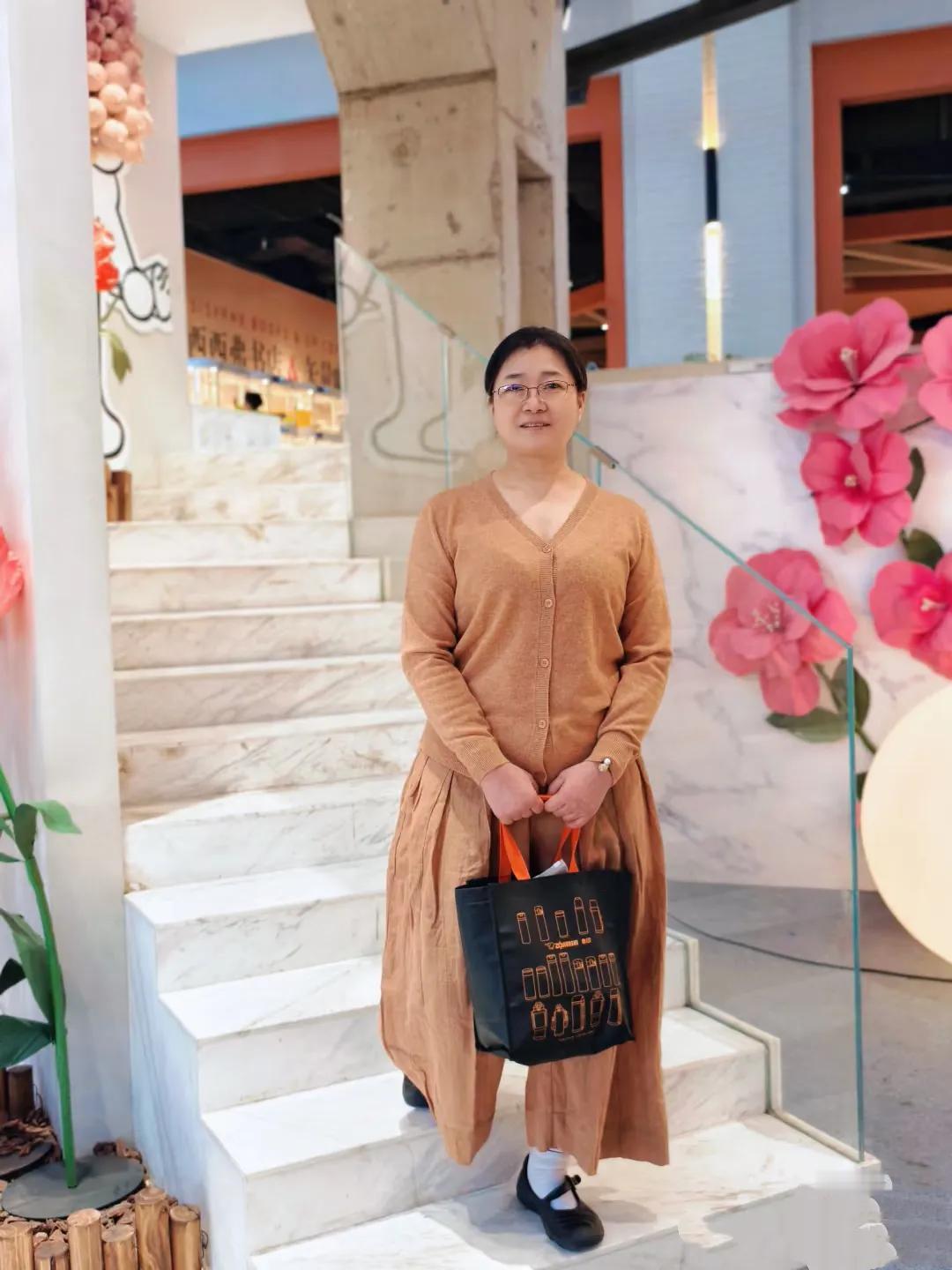 女儿给我买的新衣服，她说好看，我觉得有点廉价……

针织衫不是很有质感，裤子也皱