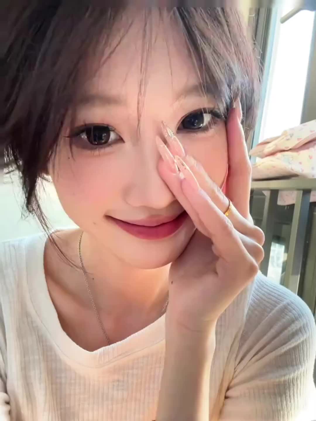 原来抬头月牙弯弯说的是爱人的双眼