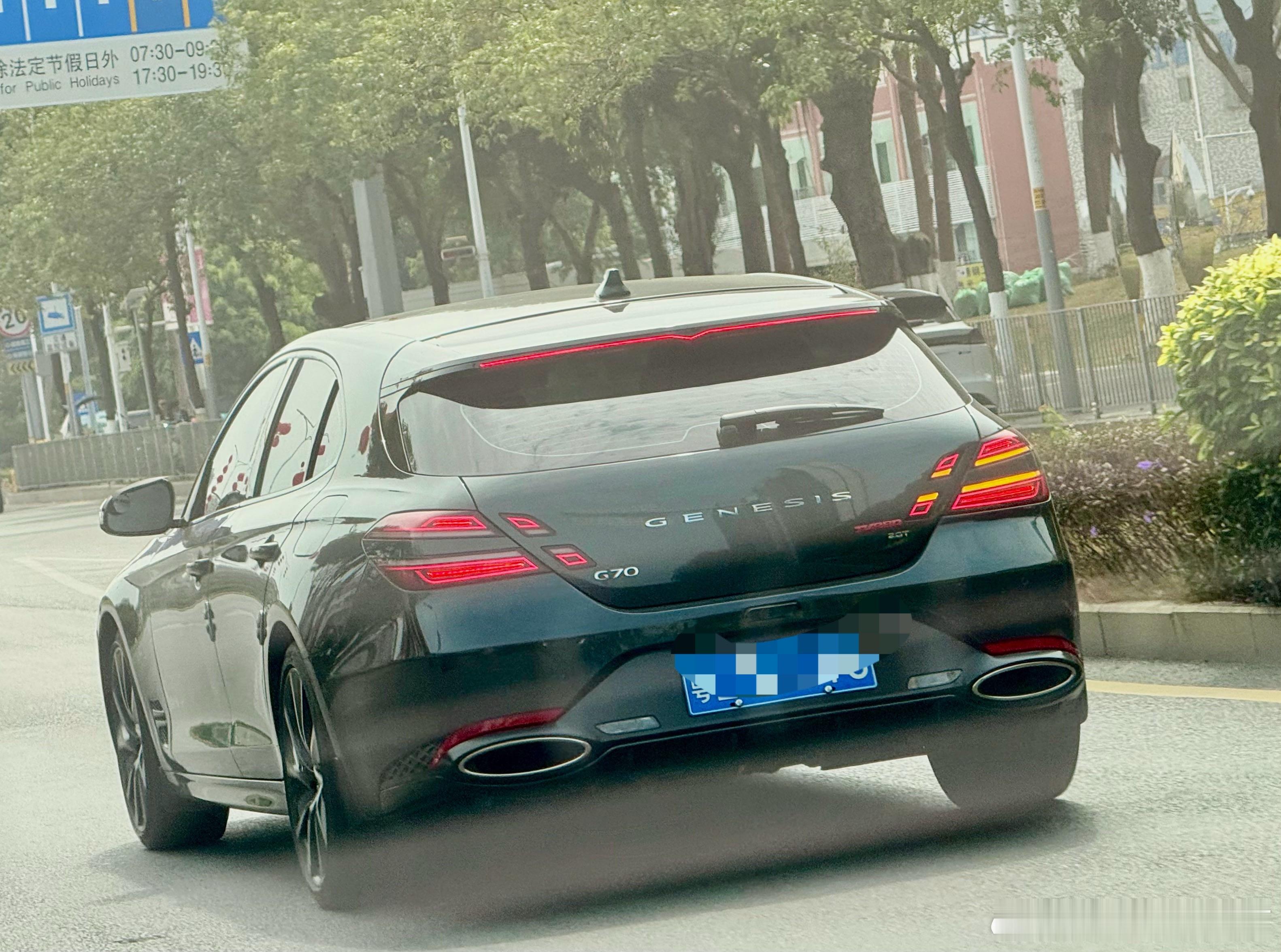 捷尼赛思G70也算是难得一见了不是具体车型少见是捷尼赛思都少见大v聊车 深圳