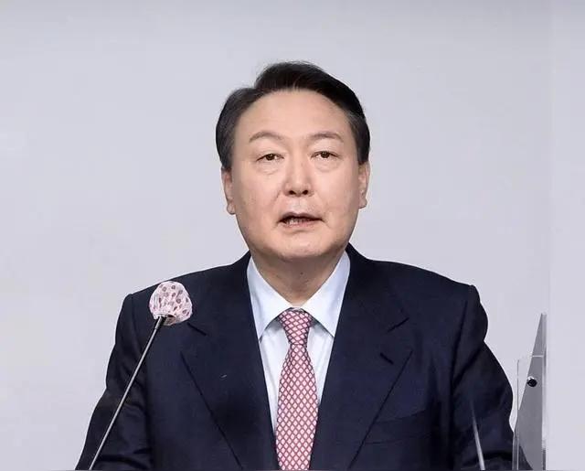 韩国前总统尹锡悦，一审被判30年。
罪名：一般利敌罪。翻译成人话就是，你干的这些