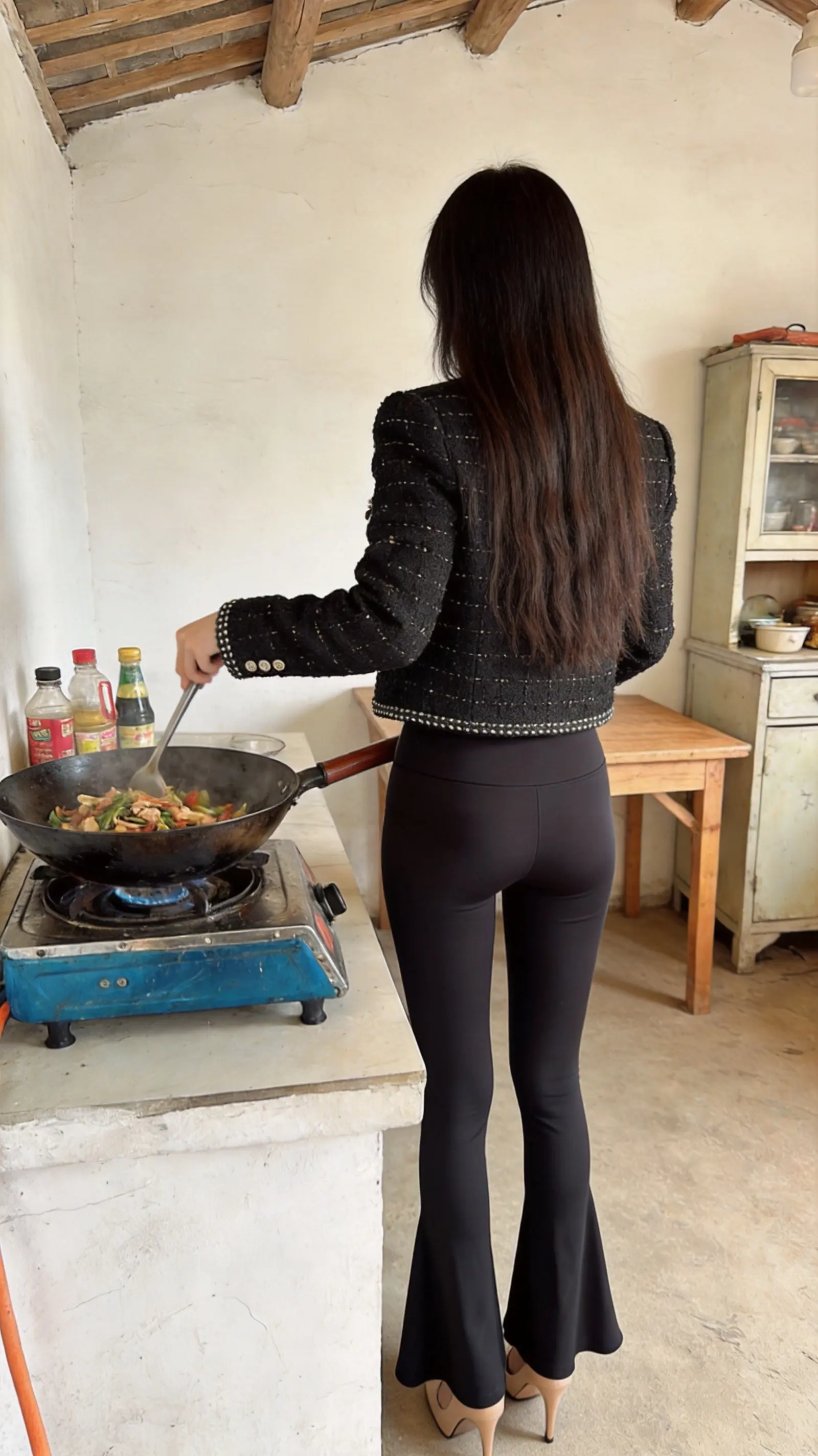 我可以穿上围裙做饭，也能换上高跟鞋上班，还能换上小裙子陪你喝点，不是只...