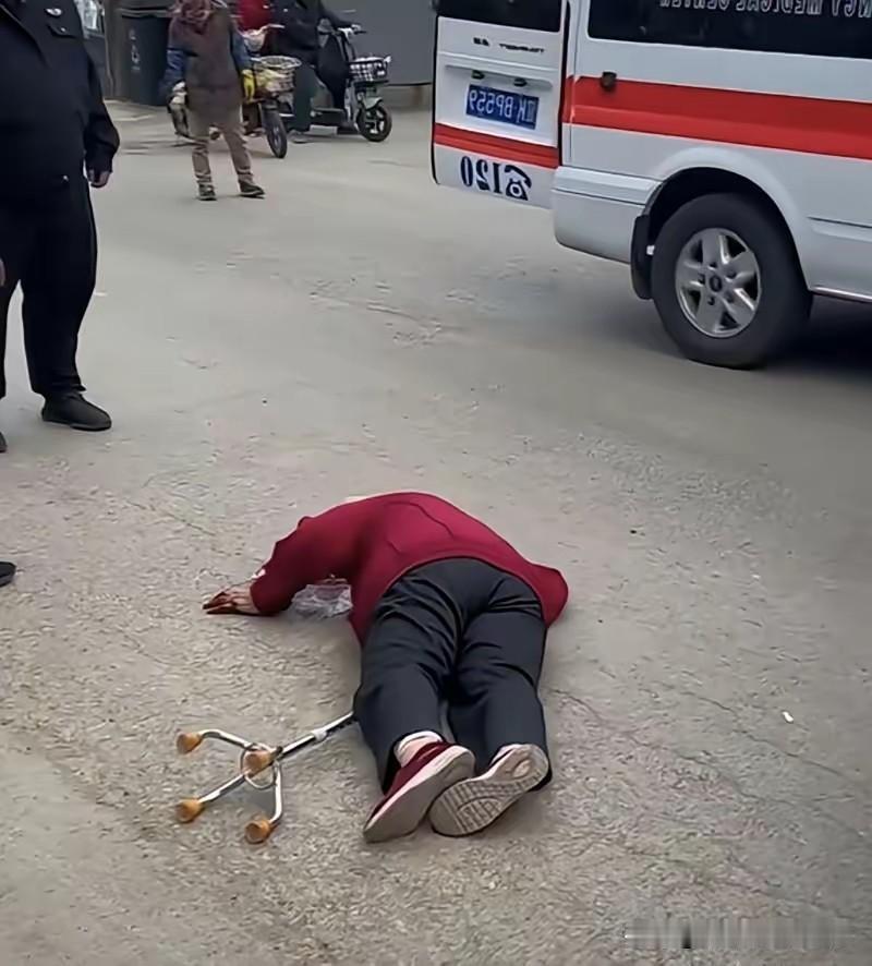 护士休息日救人反被讹，整条街商户集体出面证清白
 
人心最寒的从来不是意外，是老