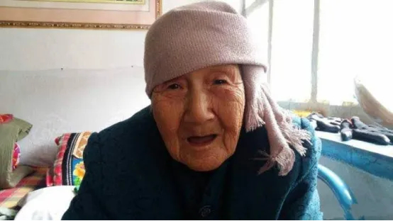 1941年，19岁的曹黑毛被日军掳走，关进炮楼蹂躏两年，坠入人间地狱。她第一次怀