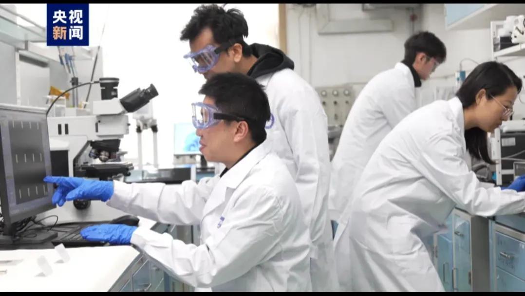 我十分支持加大对科研人员的奖励力度。科研工作周期长、投入大，科研人员常年潜心钻研