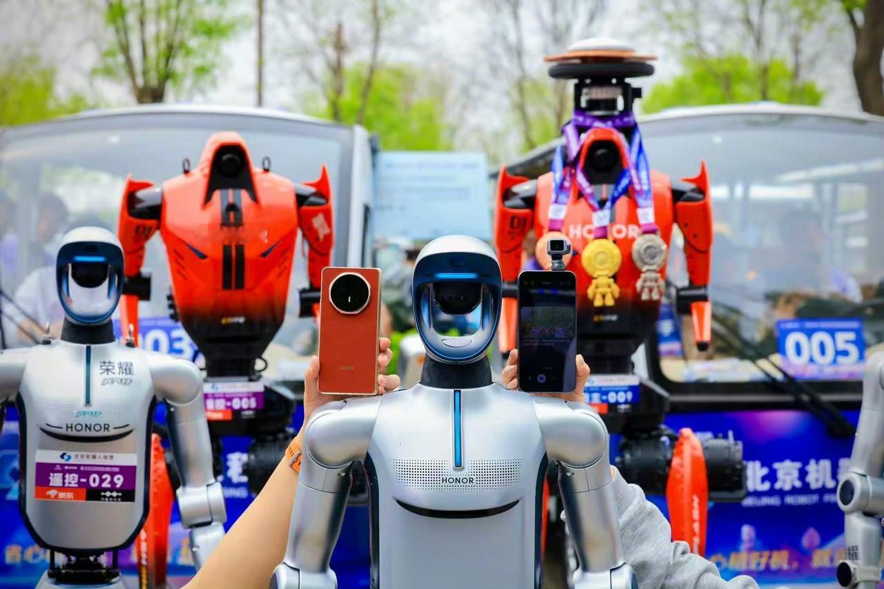 荣耀机器人、荣耀手表6 Plus、荣耀Robot Phone这套组合看着就很高科