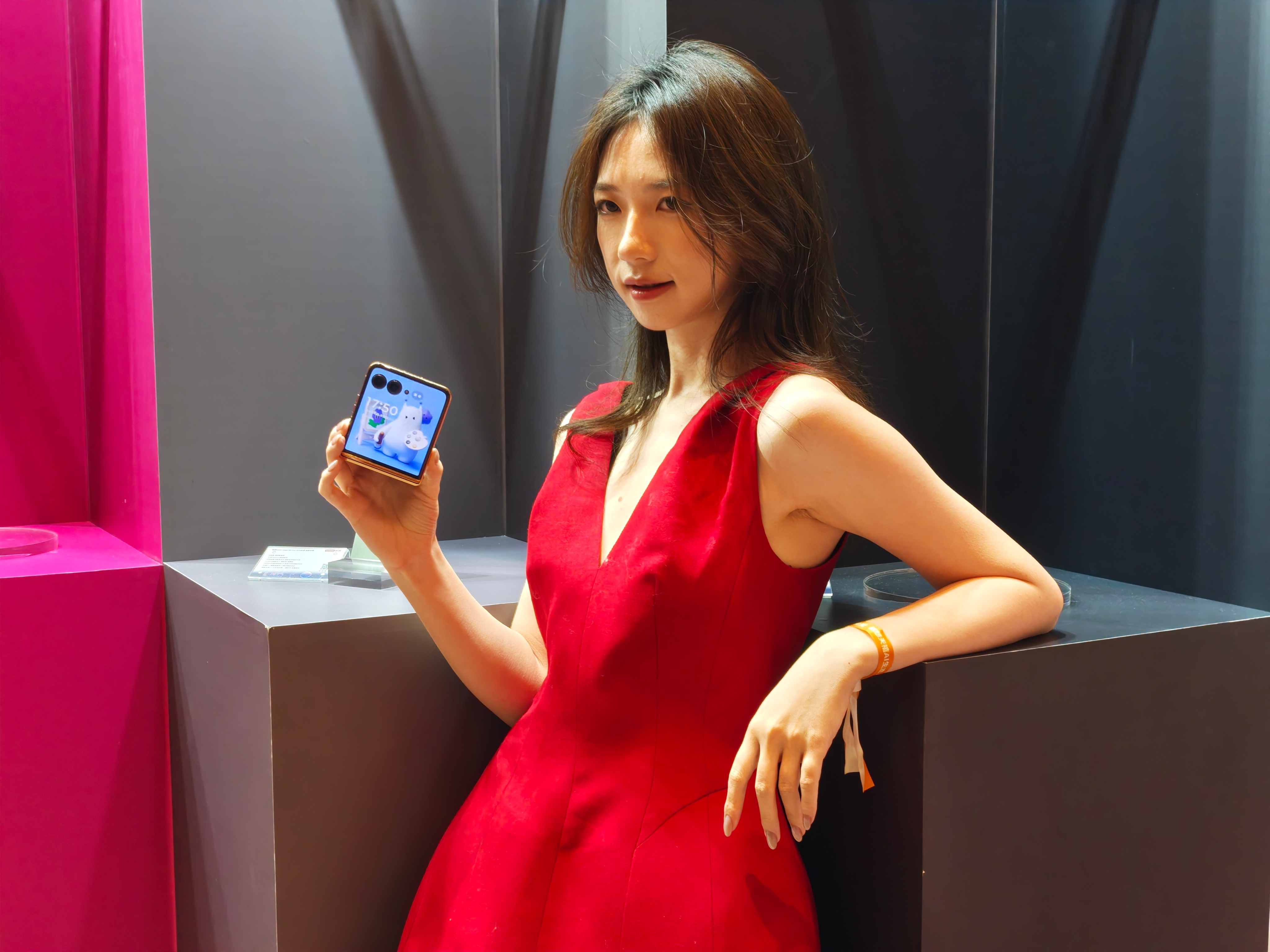 聊下昨天联想发布的moto razr 60系列和edge 60系列手机。razr