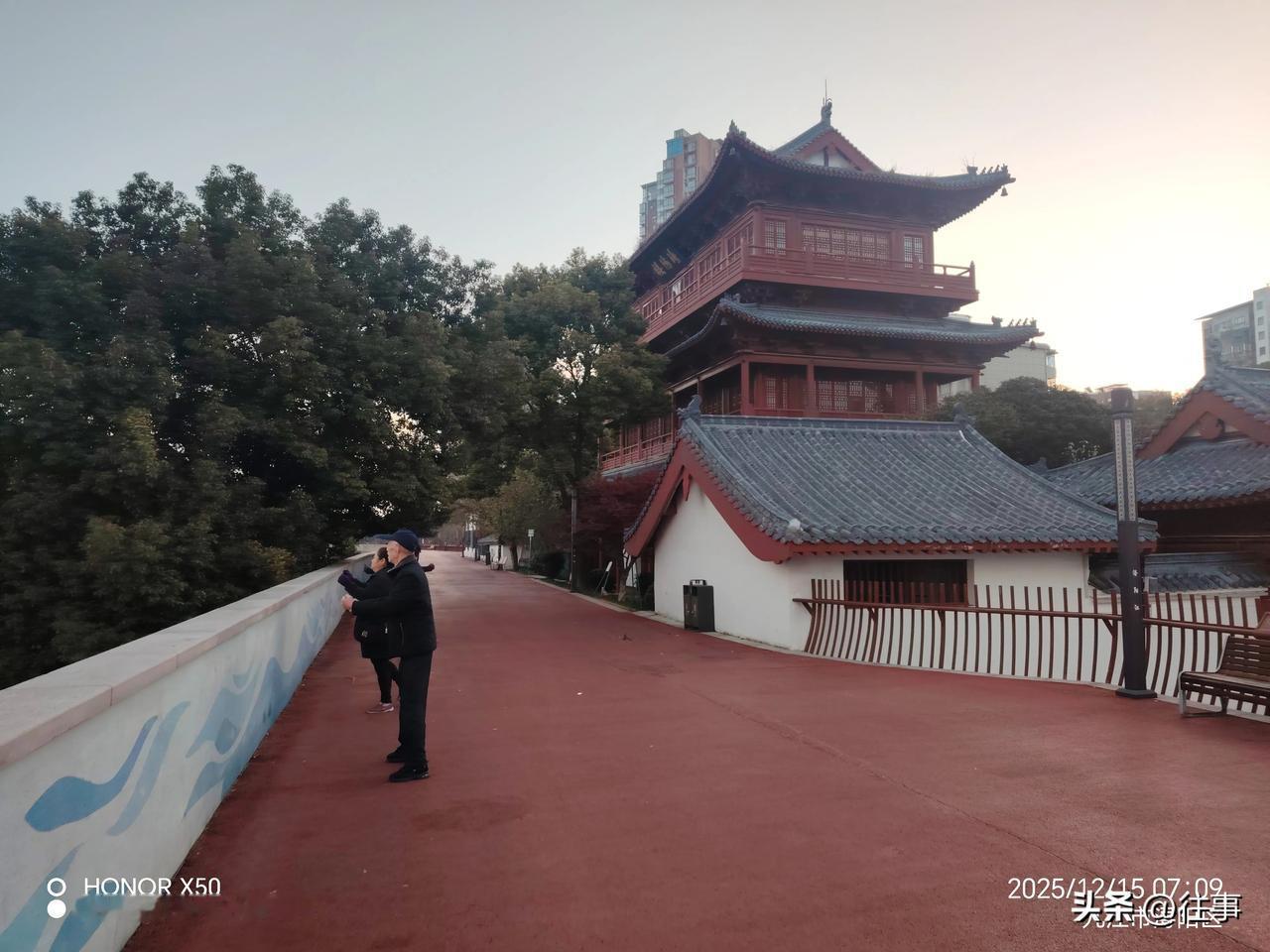 鸿蒙2025年度先锋体验长江岸边晨练“鸿蒙2025年度先锋体验”