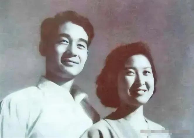 1959年，孔令华带着女友李敏回家。谁知，母亲钱俭突然带着李敏走进里屋并追问一句