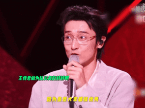 王传君披哥赛场反差感披哥名场面藏着王传君的反差感。作为演员自带沉静气场，在场边观