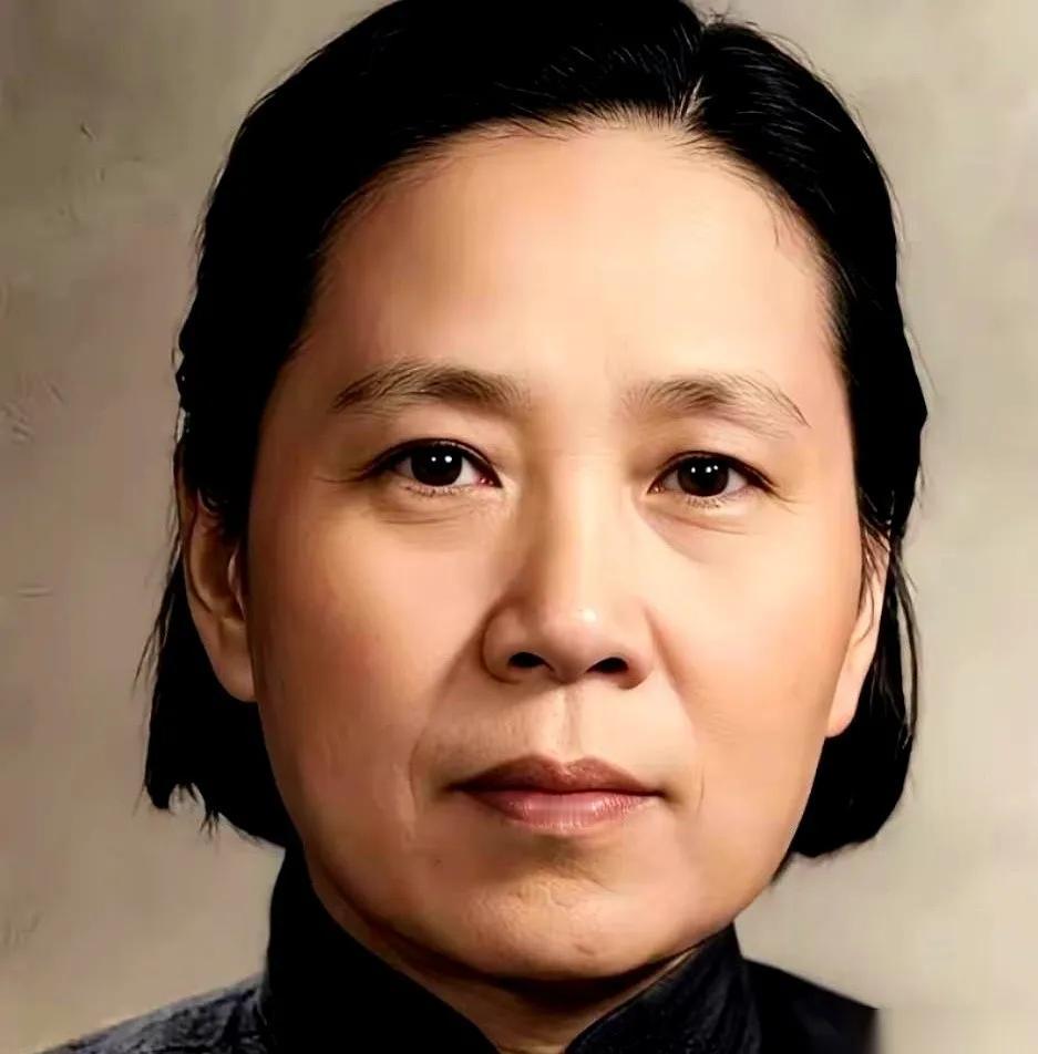 建国初期的将帅回忆录，有一段记录格外动人。堂堂开国大将陈赓，常常忙完繁重公务，就