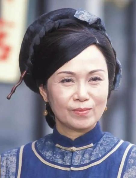79岁的香港演员陈嘉仪，独居珠海。不是因为她没有家人，而是她两个儿子的心就如同铁