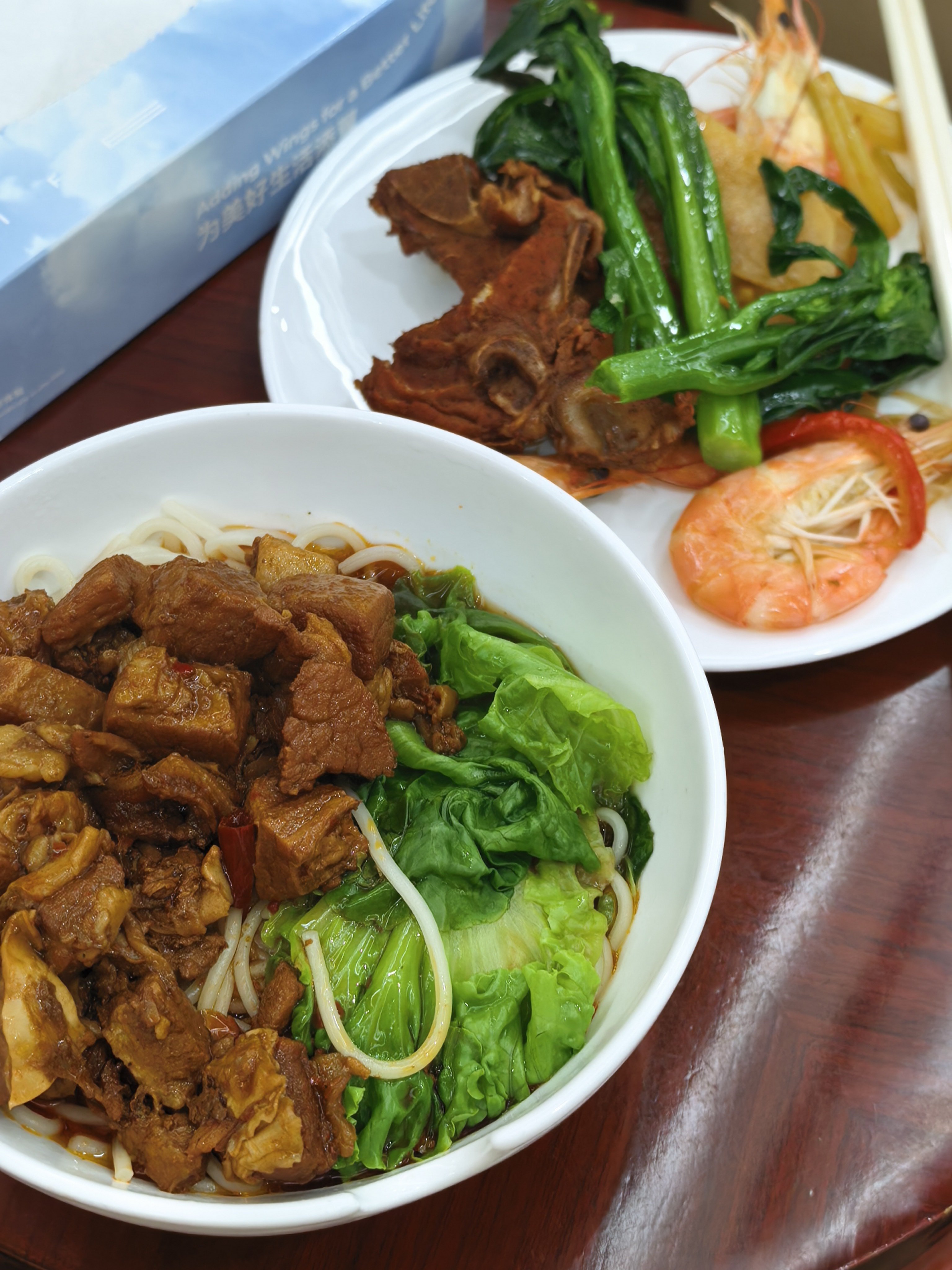 国航休息室就好这口牛肉面香香嘟
