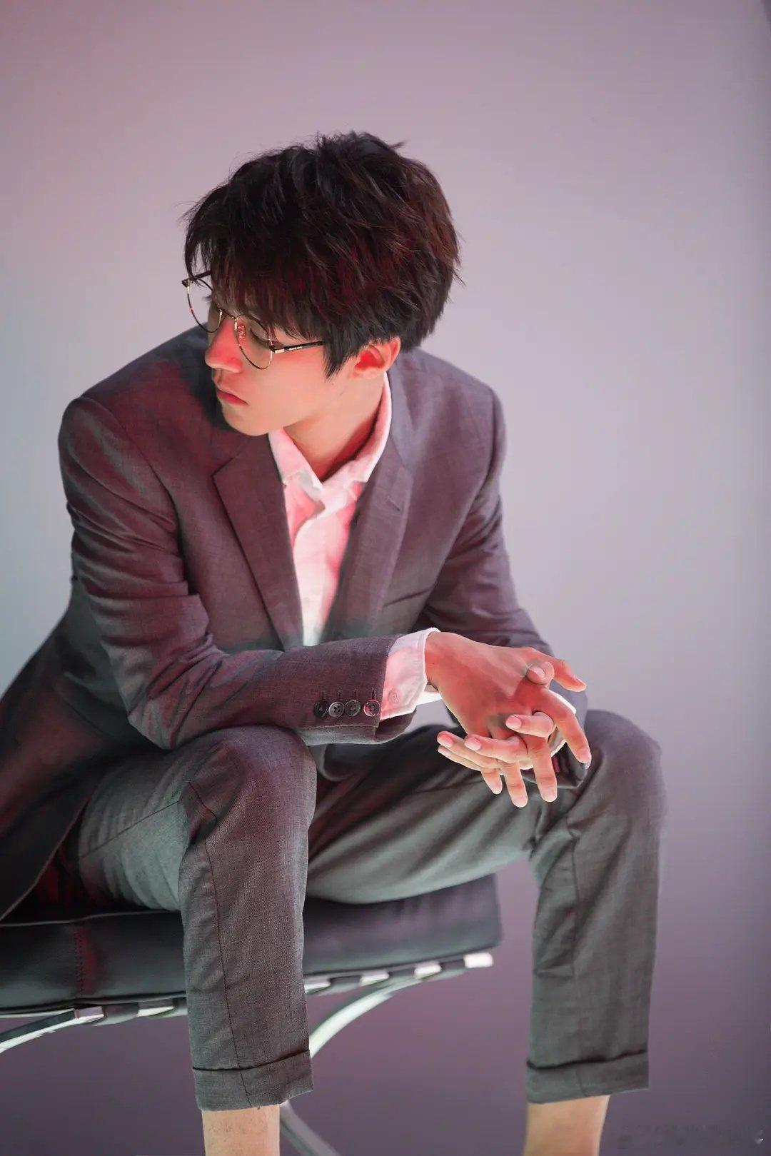 王俊凯还在穿6年前的衣服 从中餐厅的熟悉身影到如今的日常，这件T恤陪伴小凯走过六