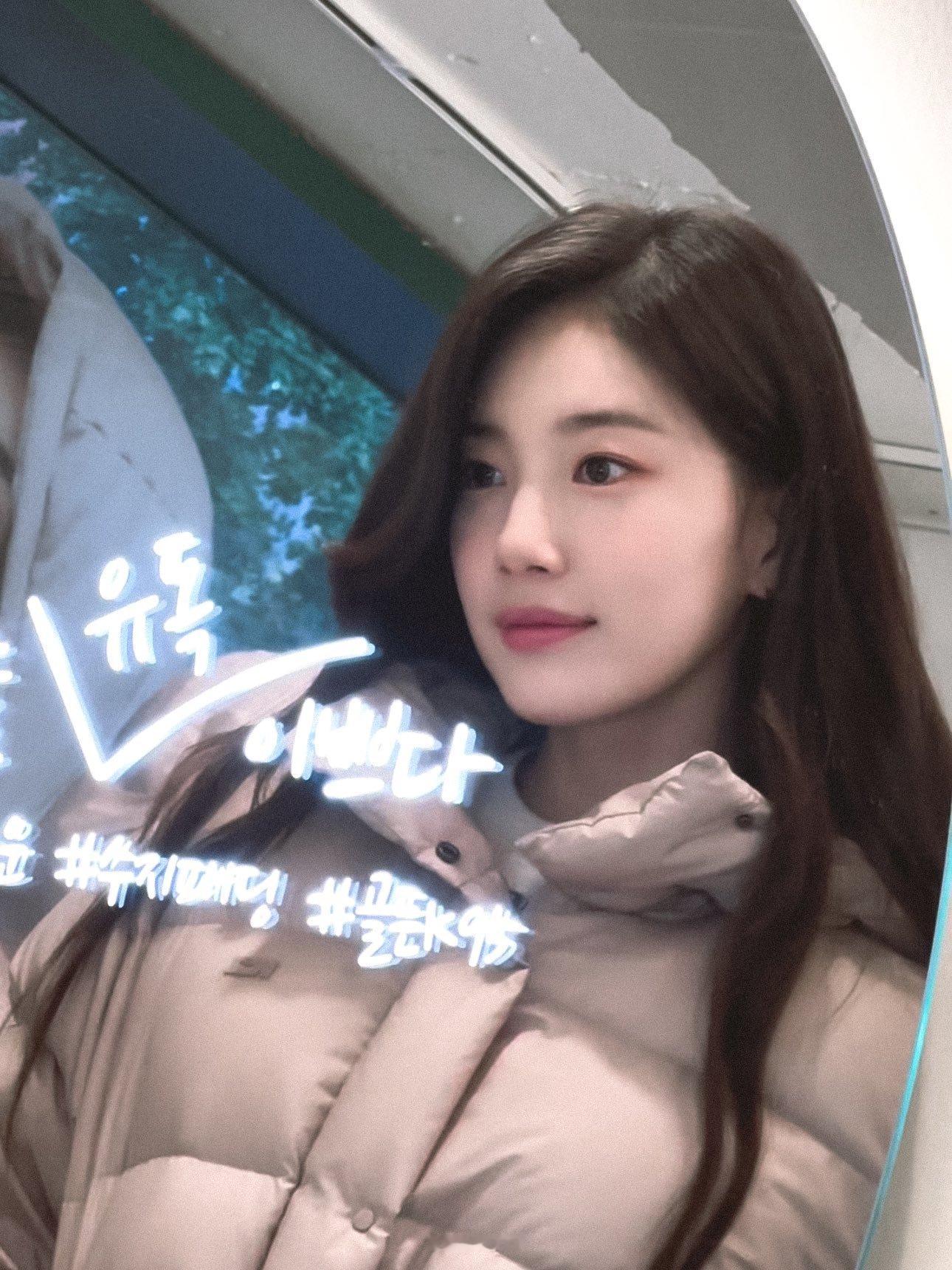 #裴秀智[超话]##裴秀智#因为穿在美丽的代言人身上所以显得好看的羽绒服🤎 ​