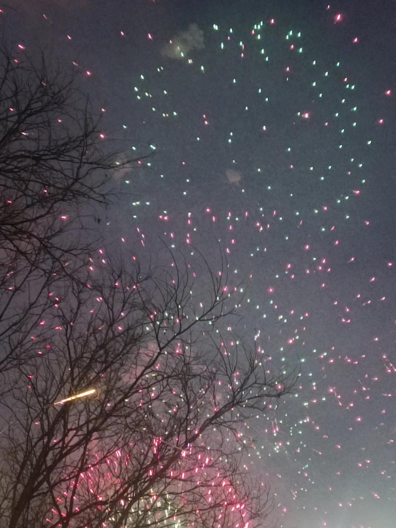 ＃生活随手拍＃随手一拍，天空中的烟花。