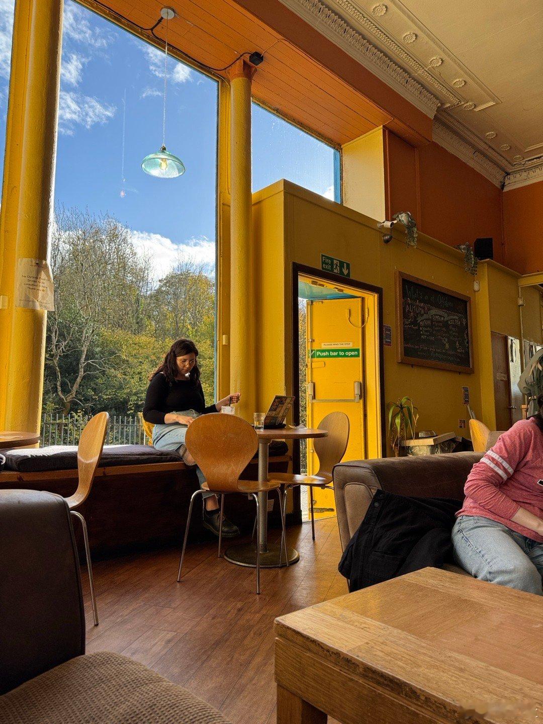 一个角一个角地探索一个城市，一点一点地感受。甜的也好，苦的也好，都大口大口地吃进