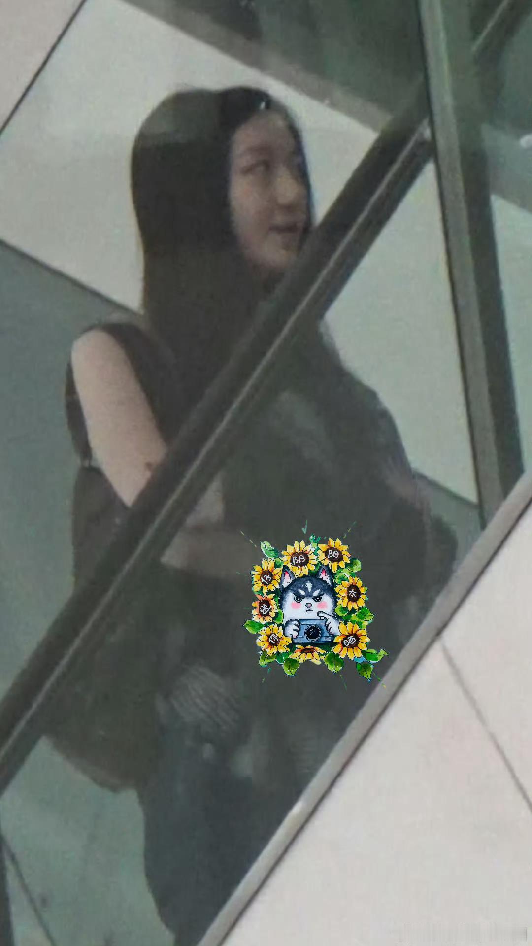 SKP偶遇王菲女儿李嫣SKP偶遇王菲女儿李嫣的这件上衣是不规则的露背装，从图片就