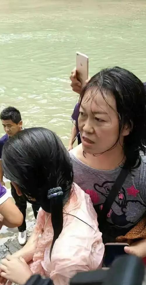 暴雨引发的洪水卷着碎物冲过村口，大学生被浪头拍得直往下沉，路过的夫妻俩见状立刻拽