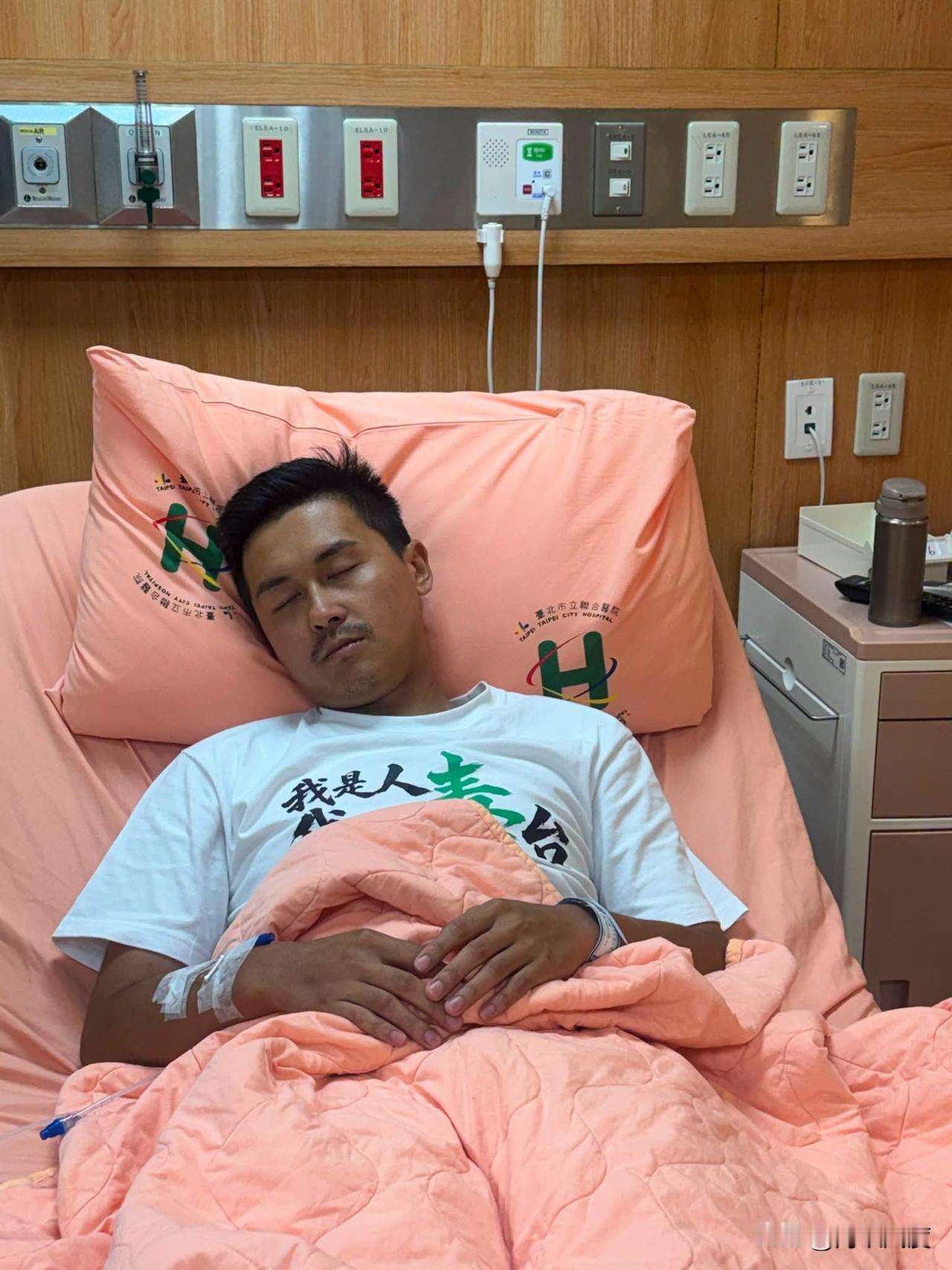 刚刚，因绝食体力不支被强制送医未能上凯道的何元楷，向大家报平安，誓言：护食安是长