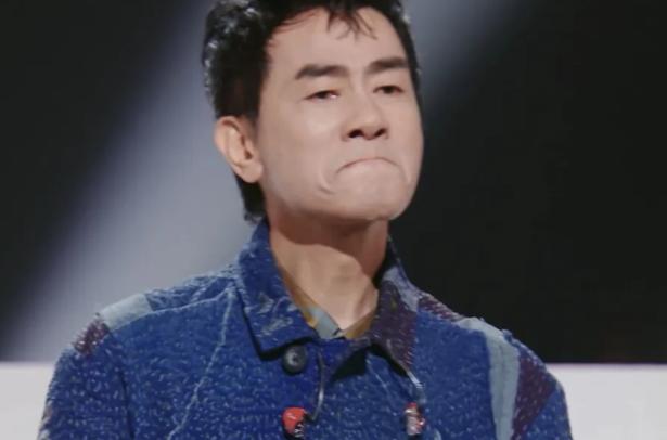59岁陈小春在舞台上落泪，他看见了自己这辈子最想说声“谢谢”的人。
已经59岁的