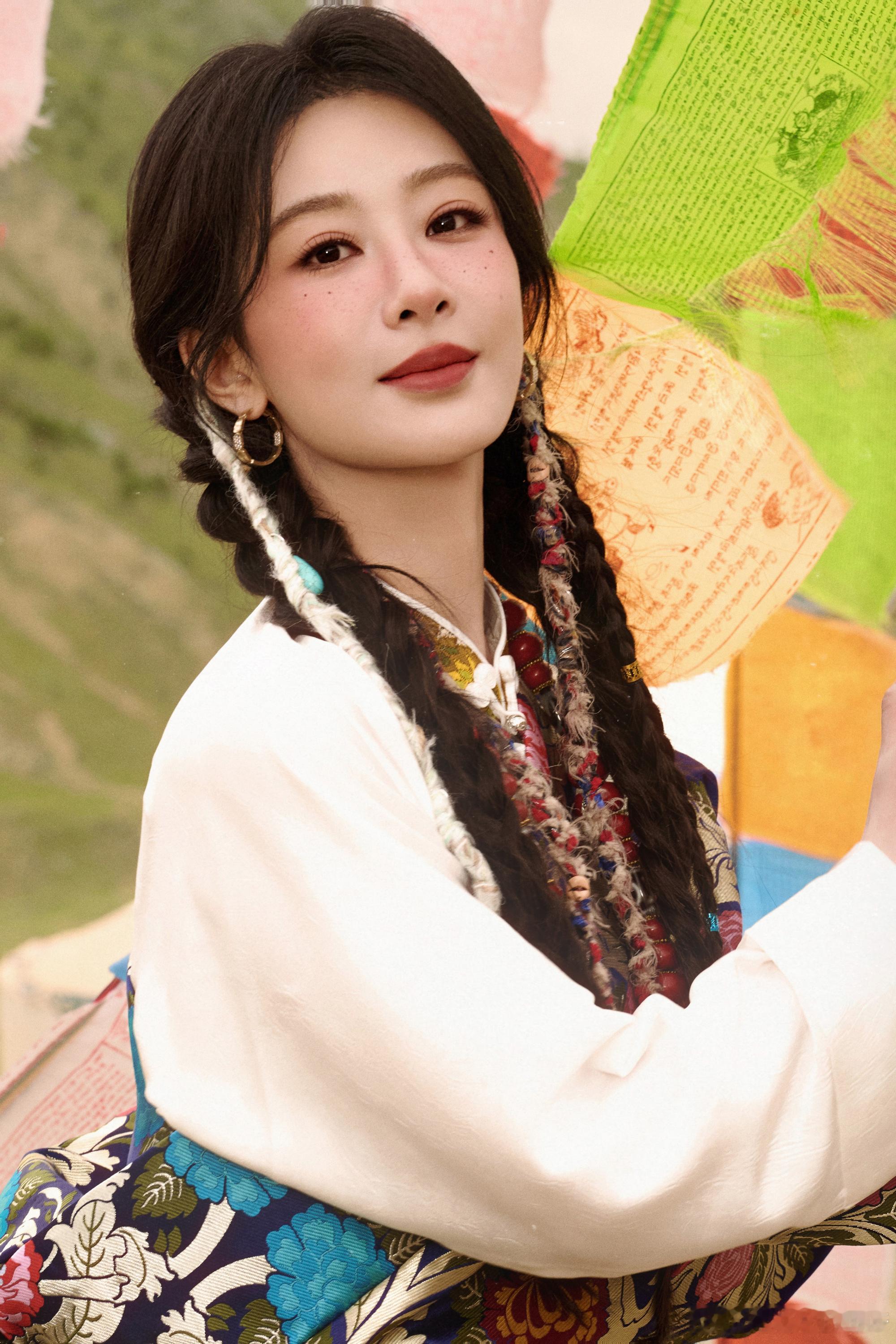 杨紫yz杨紫  “昏暗微光掀起日落摊边的爱慕，在漫山遍野中相续 "𝒯𝒽𝒶?