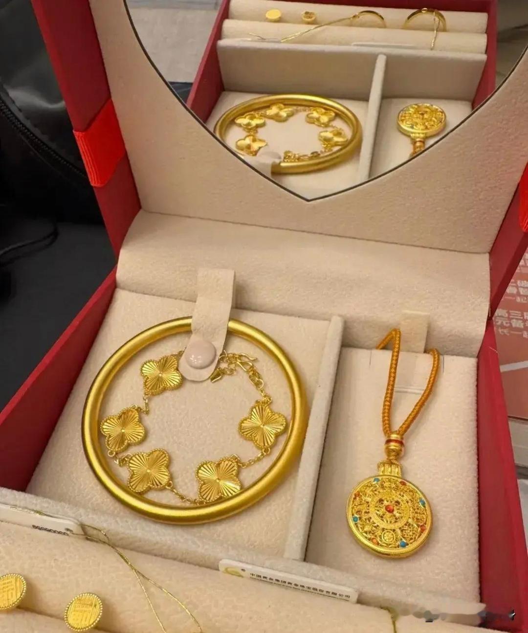 今天，侄女跟我说她不打算结婚了。原因是男方坚持不肯买五金，理由就是现在金价太贵，