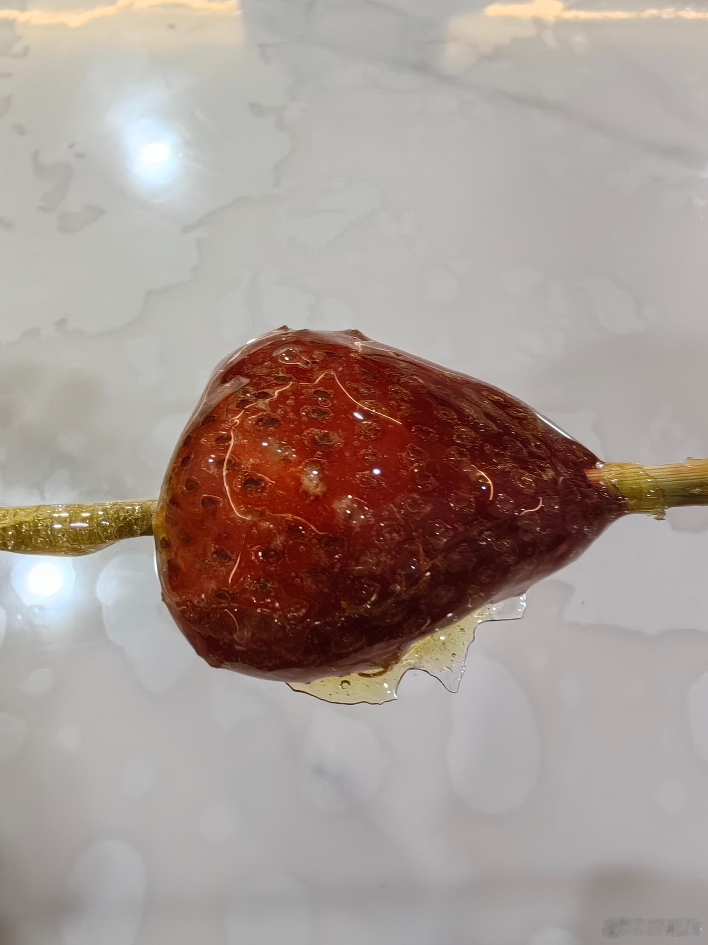 晚上买了一串普普通通的草莓糖葫芦。草莓已经被冻成透心凉冻得梆硬。啃了半天一直在刮