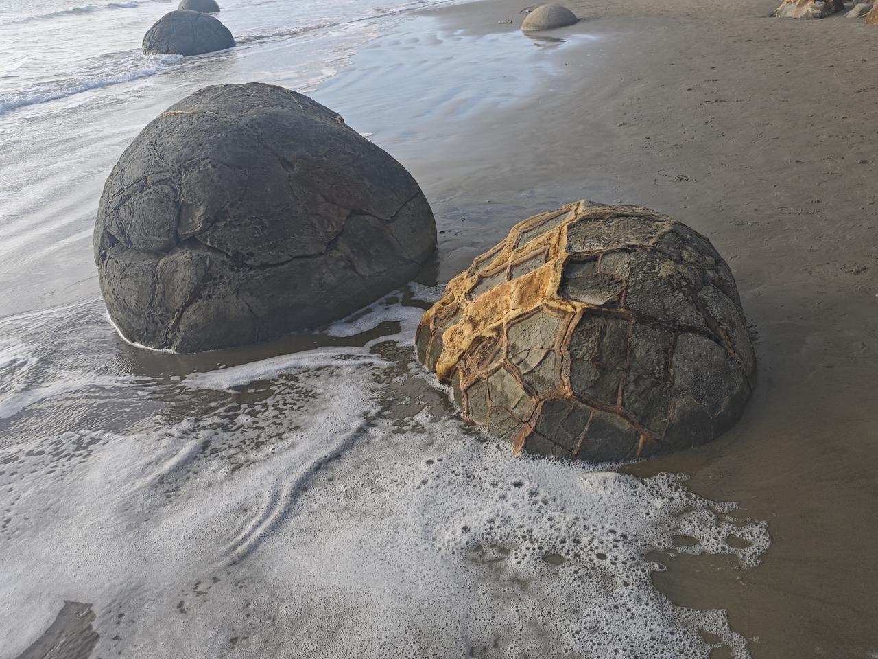 大圆石奇观

离开奥马鲁，继续沿着东海岸向南，行驶大约40公里就是世界一大奇观—