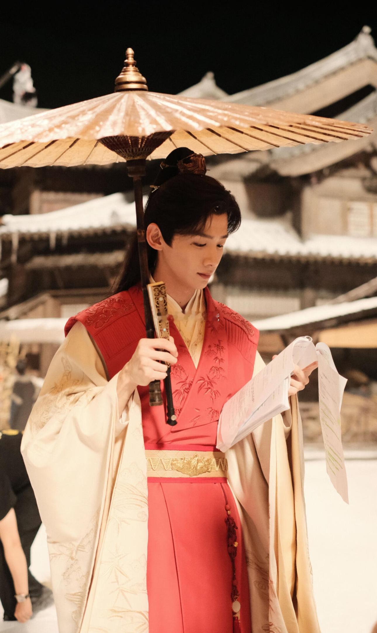 白敬亭群像有《卿卿日常》现偶有《难哄》无限流悬疑有《开端》校园有《夏至未至》古装