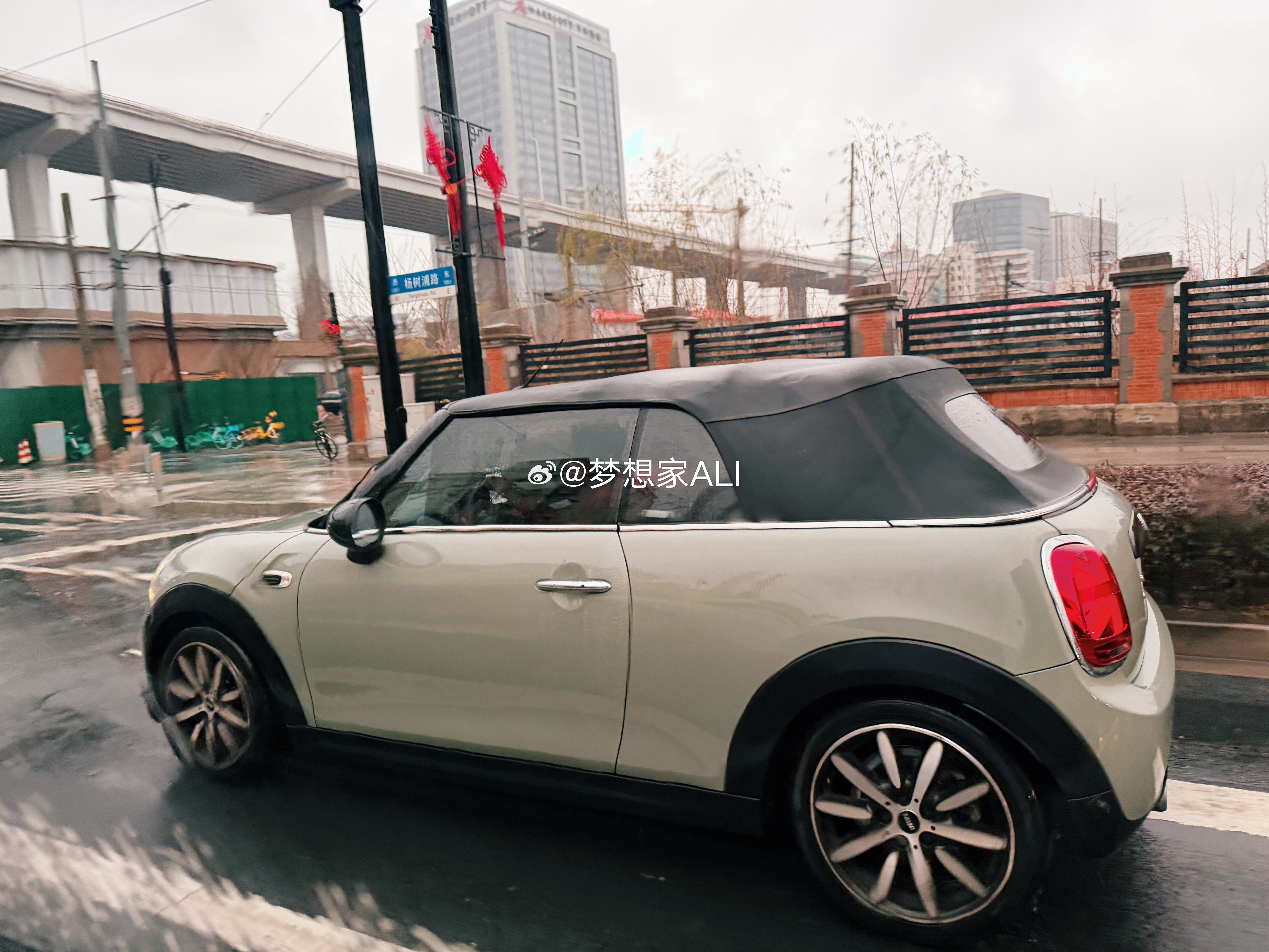 下雨天的敞篷小MINI☔️梦想家ALI