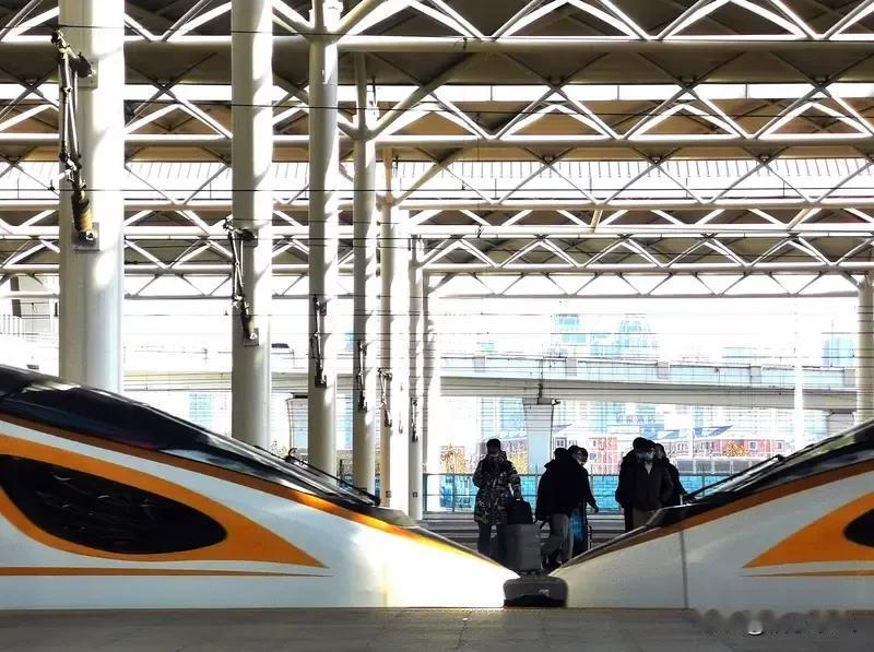 全国铁路前三季度发送旅客35.4亿人次：6%增长背后的出行变革
2025年前三季