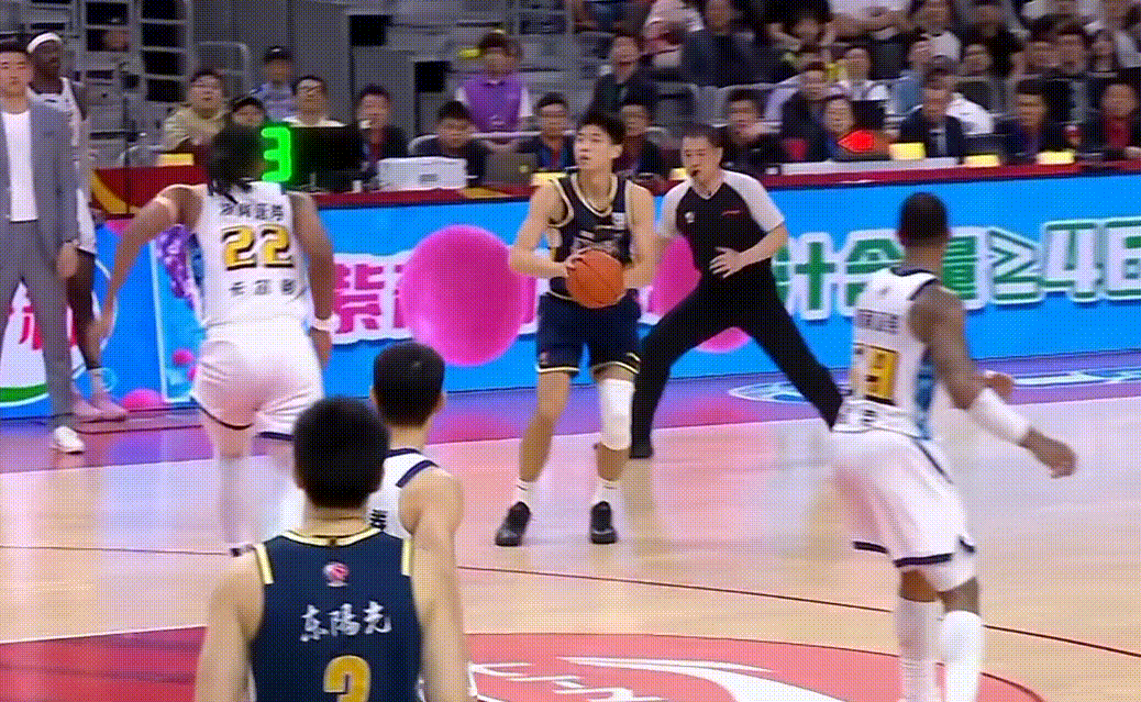 帅炸了！崔永熙晃飞对手上演滑翔暴扣，瞬间点燃现场球迷观众，这场小崔攻防两端活力满