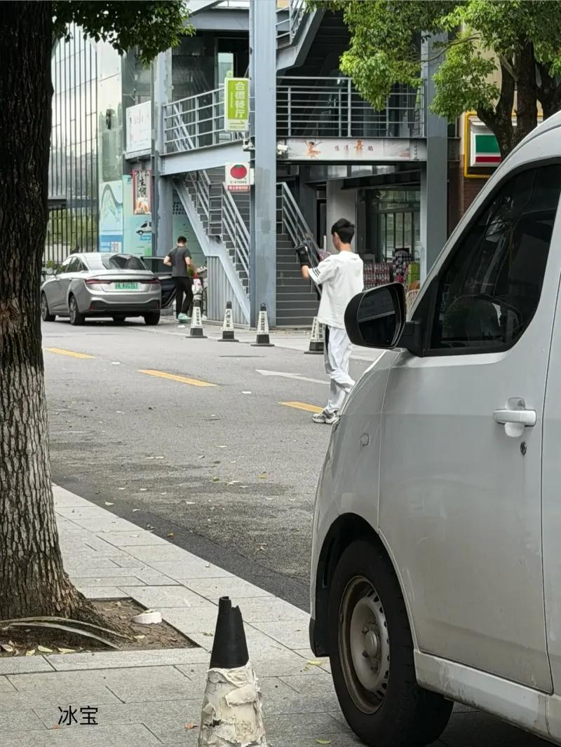 上海偶遇Wenbo 有上海网友偶遇受伤后的Wenbo，手腕带着黑色护具我大概晓得