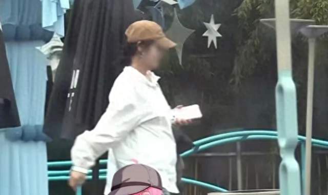 张佳宁走在路上，穿了一件宽松的衬衫，然后热搜来了