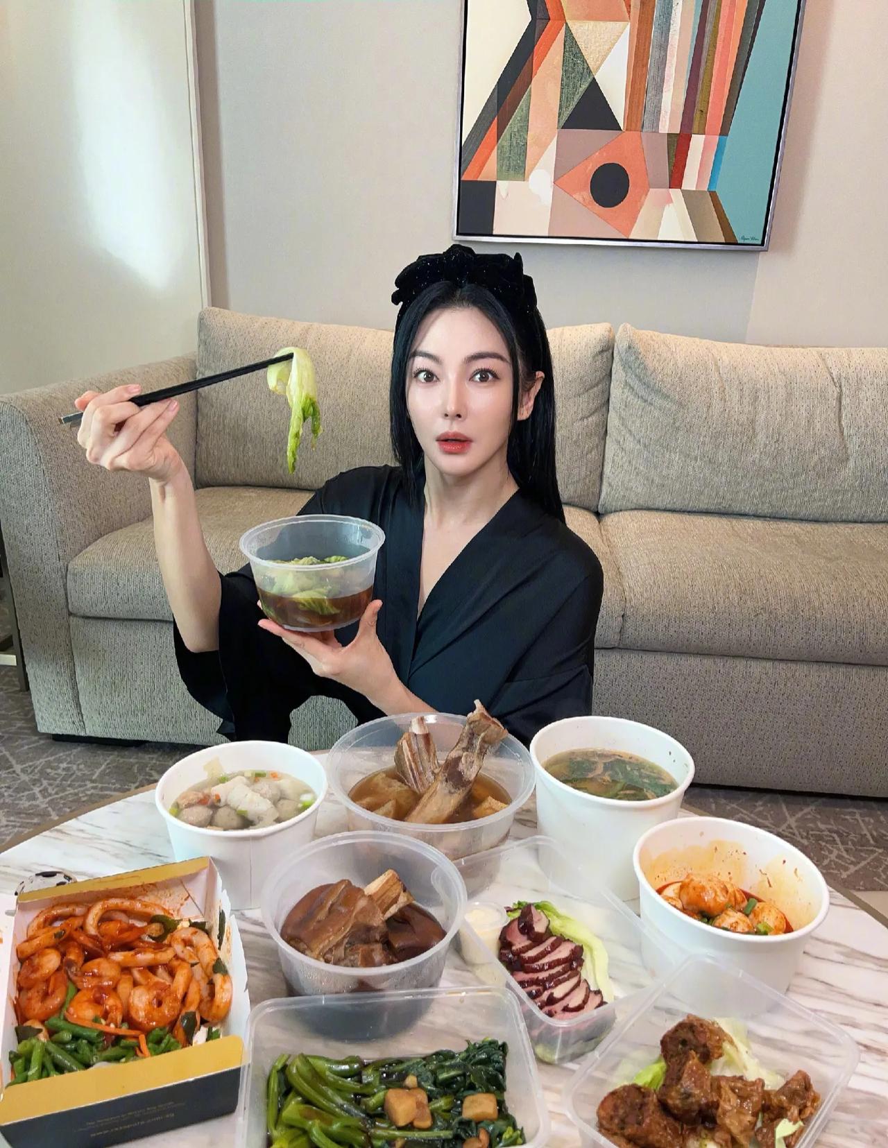 张雨绮到新加坡工作，晒出自己和同事在酒店吃的美食。满满一桌子菜，有肉有菜有汤，看