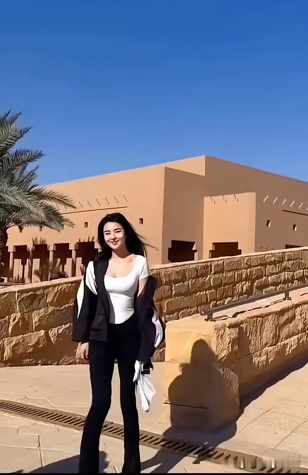 一位美女去了迪拜，沙特阿拉伯，阿联酋等国家，在中国生活惯了，她也不想像一些穆斯林