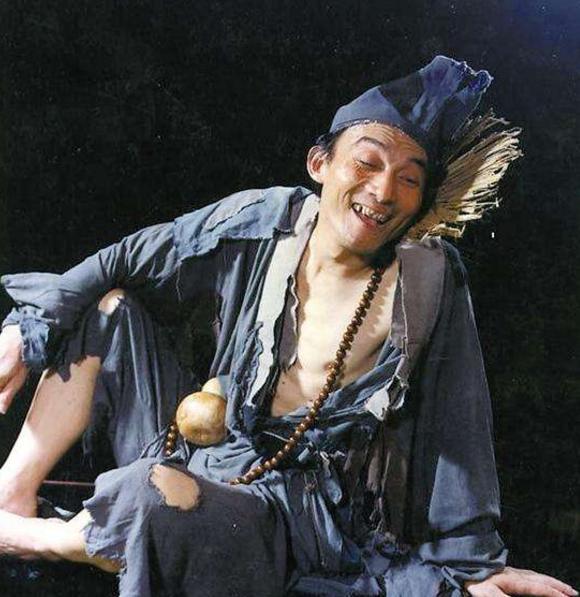游本昌，一袭破袍、一双草鞋，把疯癫与慈悲揉进了那个最经典的“济公”形象。但谁能想