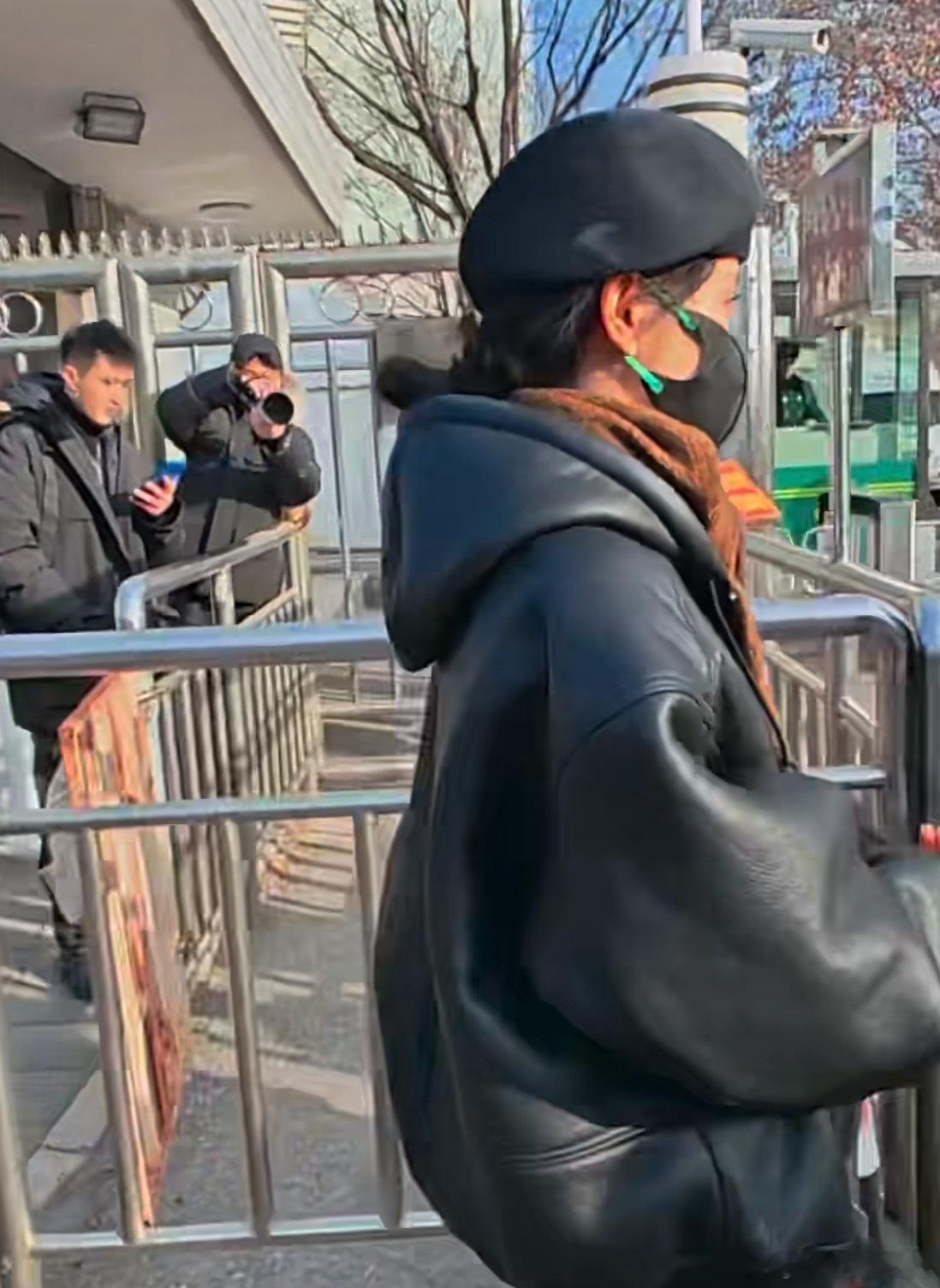 田曦薇央视春晚彩排路透田曦薇现身央视大楼 田曦薇现身央视大楼疑似参加春晚彩排！ 