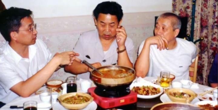这张照片拍摄于1997年，地点是北京毛家菜馆。
 
桌前坐着三个人，左起是陈知庶