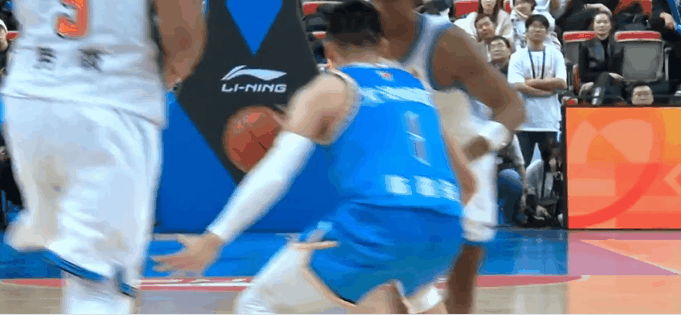 新疆麻烦了，主力小外援纳托尔受伤，突破上篮打进




新疆要麻烦了，球队看似三