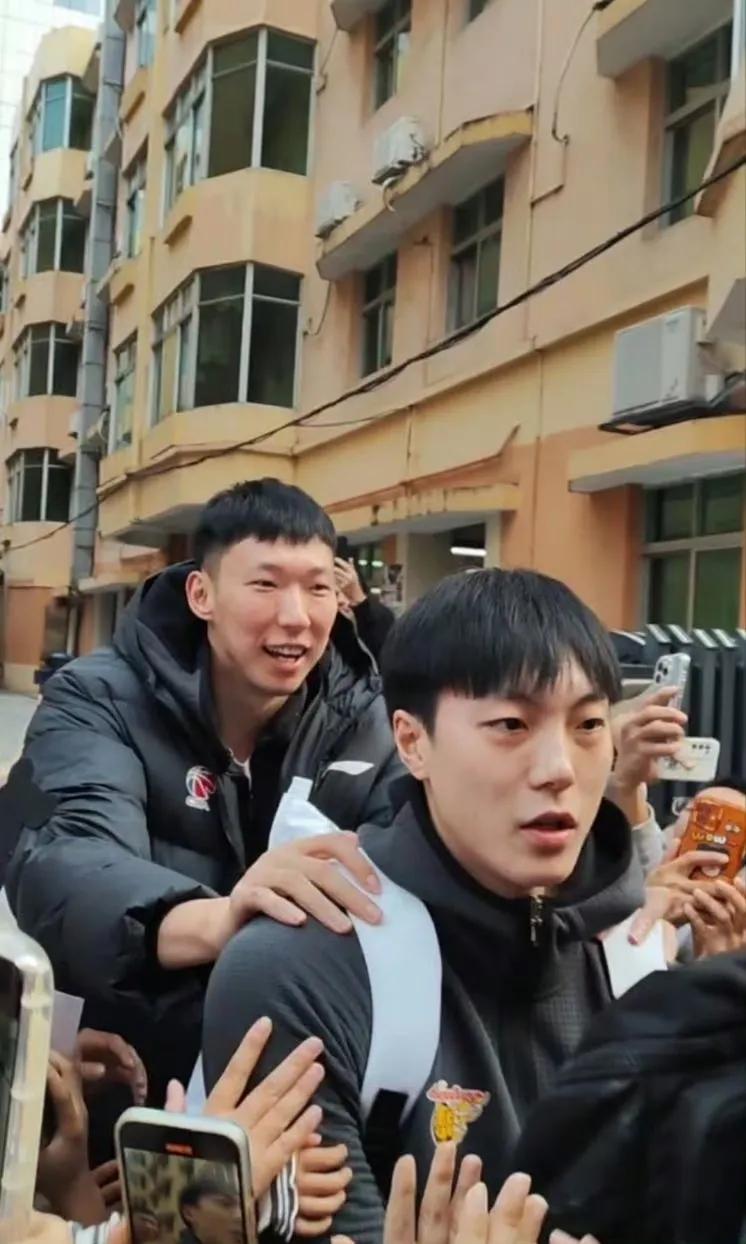 周琦首秀最大的意义是CBA有悬念了，否则我真的相信辽宁队会保持52轮不败！
周琦