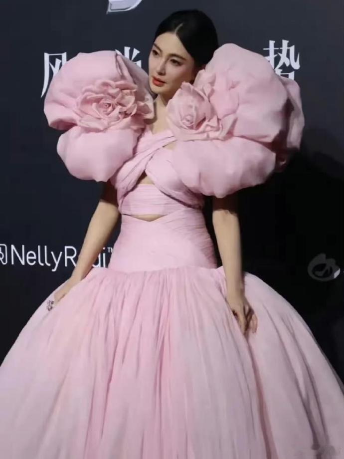 张雨绮身材那么丰满就不要挑战紧身礼服了，穿不下硬塞，这下尴尬的事情发生了。 ​​