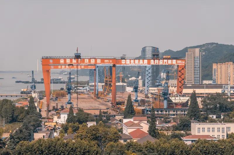 你知道吗？全世界能造航母的船厂只有6家，中国就占了2家！大连造船厂和江南造船厂，