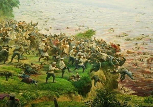 1900年，5000名中国人被沙俄军队强逼渡过黑龙江，一位妇女哭着将三个月大的婴